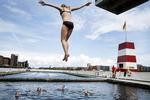 Sluseholmen Havnebad er lukket på grund af rotter. Til gengæld kan  man som her på billedet stadig bade i Havnebadet Fisketorvet.  Bidstrup Stine/POLFOTO