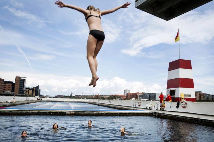 Sluseholmen Havnebad er lukket på grund af rotter. Til gengæld kan  man som her på billedet stadig bade i Havnebadet Fisketorvet.  Bidstrup Stine/POLFOTO