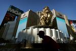 1. oktober sidste år blev Mandalay Bay Resort, som er ejet af hotelkoncernen MGM Resorts, ramt af USA's værste masseskyderi. Ofre for skyderiet har sagsøgt koncernen for dårlig sikkerhed, og nu sagsøger hotelkæden tilbage. John Locher/AP