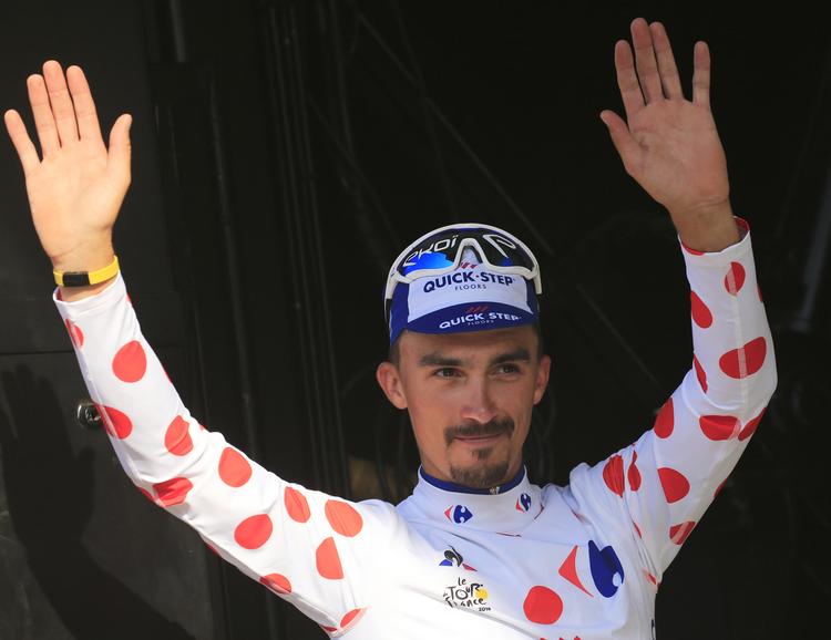 Julian Alaphilippe tiljubledes i går i den prikkede førertrøje. I dag bliver det alvor, når han skal forsvare den.
   Peter Dejong/Ritzau Scanpix