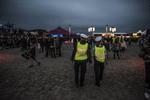 I Tisvildeleje skal to personer fra brandvæsnet være med til at sikre, at der ikke går ild i det ualmindeligt tørre Tisvilde Hegn, som festivalen Musik i Lejet ligger klods op ad. Her holder politiet opsyn med sidste års festival. Unger Anthon/POLFOTO