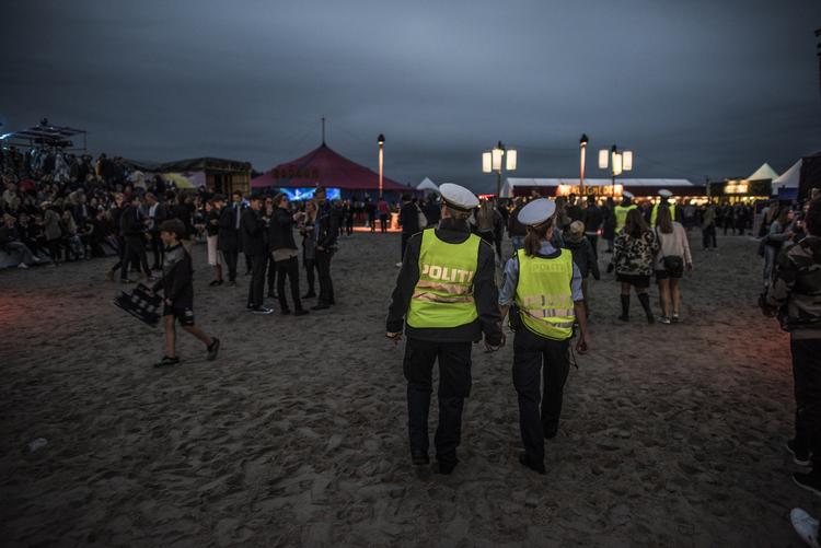 I Tisvildeleje skal to personer fra brandvæsnet være med til at sikre, at der ikke går ild i det ualmindeligt tørre Tisvilde Hegn, som festivalen Musik i Lejet ligger klods op ad. Her holder politiet opsyn med sidste års festival. Unger Anthon/POLFOTO