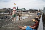 Sidst på dagen blev det røde flag for dårlig badevandskvalitet erstattet af de rød-gule for 'Bad løs' ved havnebadet Islands Brygge. Og de første badelystne vovede sig ud i bassinerne igen efter en dag, hvor bakterier fra rotter og kloakker havde sat dagsordenen. Men andre havnebade er fortsat lukkede. Nima Hajarzadeh