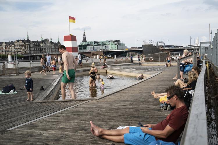 Sidst på dagen blev det røde flag for dårlig badevandskvalitet erstattet af de rød-gule for 'Bad løs' ved havnebadet Islands Brygge. Og de første badelystne vovede sig ud i bassinerne igen efter en dag, hvor bakterier fra rotter og kloakker havde sat dagsordenen. Men andre havnebade er fortsat lukkede. Nima Hajarzadeh