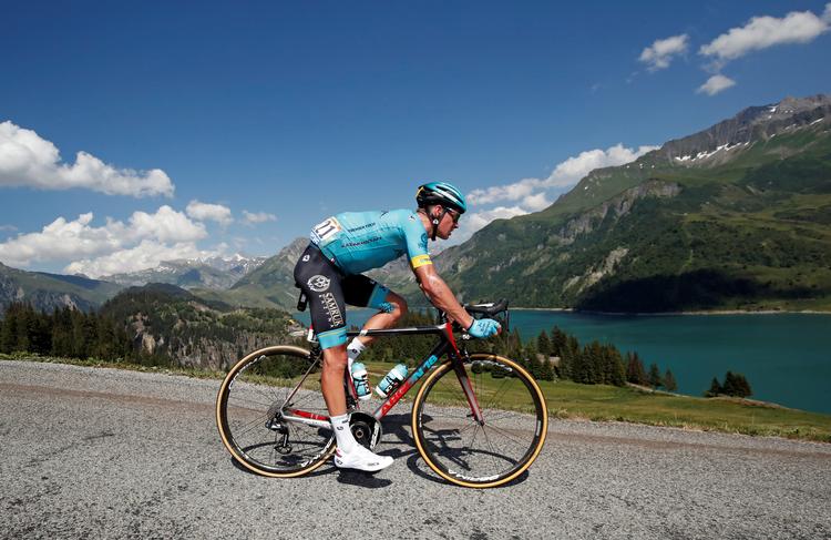 Jakob Fuglsang kæmpede forgæves for at følge med de bedste på den sidste skrappe stigning op til La Rosière.
   Benoit Tessier/Ritzau Scanpix