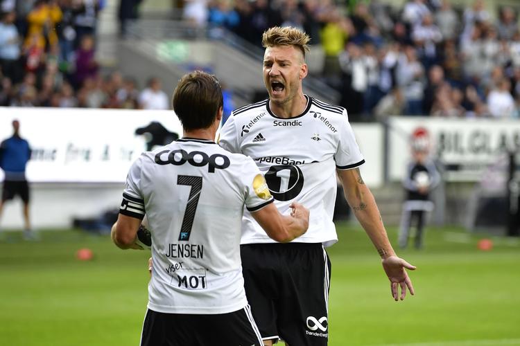 Bendtner scorede to mål på straffespark. Det sidste få minutter før tid. Wold, Ole Martin/Ritzau Scanpix