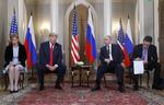 Hvis det står til Demokraterne, skal Trumps tolk (yderst til venstre) afgive forklaring og fremlægge sine noter fra topmødet mellem Trump og Vladimir Putin i Helsinki. Pablo Martinez Monsivais/AP