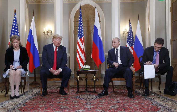Hvis det står til Demokraterne, skal Trumps tolk (yderst til venstre) afgive forklaring og fremlægge sine noter fra topmødet mellem Trump og Vladimir Putin i Helsinki. Pablo Martinez Monsivais/AP