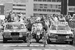 Et af de mest legendariske scenerier fra en målpassage på Alpe d'Huez: Franskmanden Bernard Hinault (th) og hans amerikanske holdkammerat Greg Lemond krydser stregen i den helt store forbrødring - Hinault vandt etapen, og Lemond sikrede sig sin første samlede sejr.

 /Ritzau Scanpix