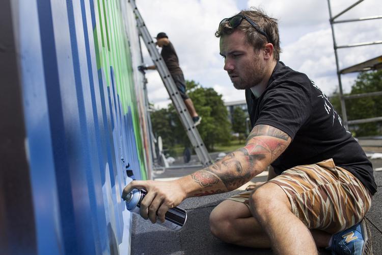 Til graffitifestivalen Meeting of Styles 20.-22. juli bliver der hængt 200 træplader op i Pumpehusets Byhave og på Axel Torv, som graffitimalere fra hele verden i løbet af weekenden til spraye til med maling. 


   Arkivfoto Tycho Gregers
