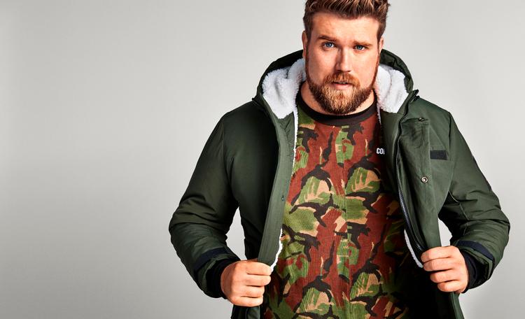 Mænds kroppe har ændret sig over de sidste årtier og det begynder at kunne ses i modebilledet. Her en såkaldt ’Big and tall’ -model fra tøjkæden Jack&Jones. Pr-foto Jack&Jones