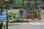 Sådan så det ud, da britisk militærpersonel undersøgte området omkring den bænk, hvor Sergej Skripal og hans datter Julia blev fundet bevidstløse. Ben Birchall/AP