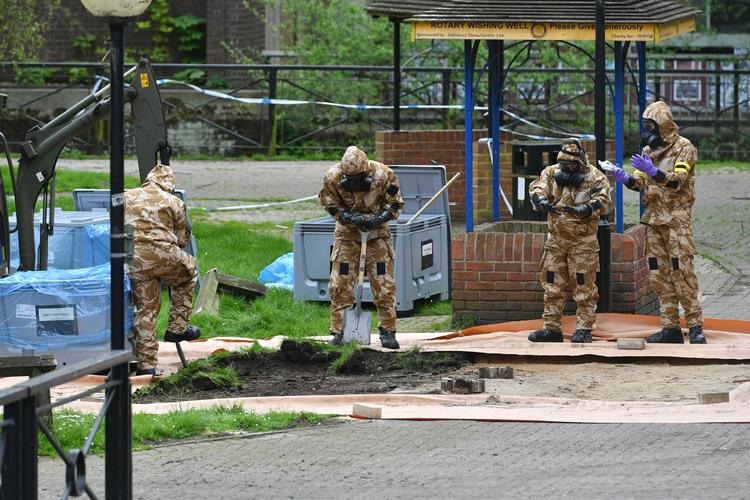 Sådan så det ud, da britisk militærpersonel undersøgte området omkring den bænk, hvor Sergej Skripal og hans datter Julia blev fundet bevidstløse. Ben Birchall/AP
