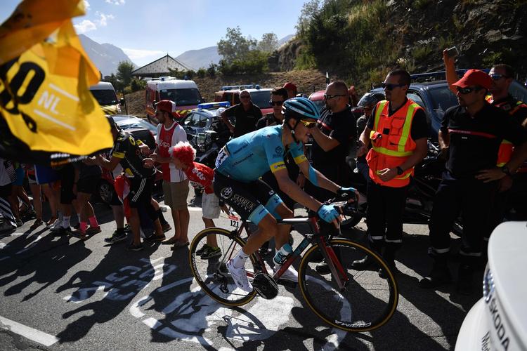  Jakob  Fuglsang måtte slippe ca. 8 km fra målstregen, men fandt ind i sin egen rytme og satte kun begrænset med tid til.  Jeff Pachoud/Ritzau Scanpix