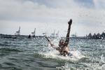 Landmænd og græsplæner er tørstige. Men den varmeste sommer i mands minde fortsætter ufortrødent. Her er vi ved Den Permanente ved Aarhus.
   Lund Tanja Carstens/RITZAU/SCANPIX
