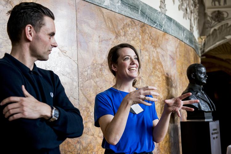 
    Marie Koldkjær Højlund, her med Simon Kvamm, er kendt fra Nephew. Nu komponerer hun musik un af folks hemmelighder. Foto: Tanja Carstens Lund. 
   Lund Tanja Carstens/POLFOTO