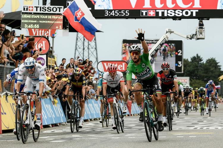 Peter Sagan kan juble over sin tredje etapesejr efter tæt opgør mod Alexander Kristoff.
   Philippe Lopez/Ritzau Scanpix