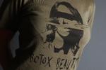 'Botox Beuaty' stod der på denne Klaus Samsøe-T-shirt. Men hvem bestemmer, hvad der er smukt? Finn Frandsen (arkiv)/POLFOTO