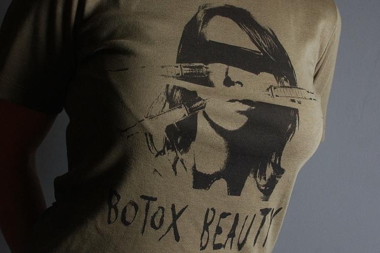'Botox Beuaty' stod der på denne Klaus Samsøe-T-shirt. Men hvem bestemmer, hvad der er smukt? Finn Frandsen (arkiv)/POLFOTO