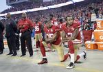 Det var den 12. september 2016, at San Francisco 49ers-spillerne Eric Reid og Colin Kaepernick satte sig på knæ, og siden fulgte mange trop. Trump øjnede straks en dagsorden og har siden jævnligt lavet indspark på Twitter i debatten. 
   Marcio Jose Sanchez/AP