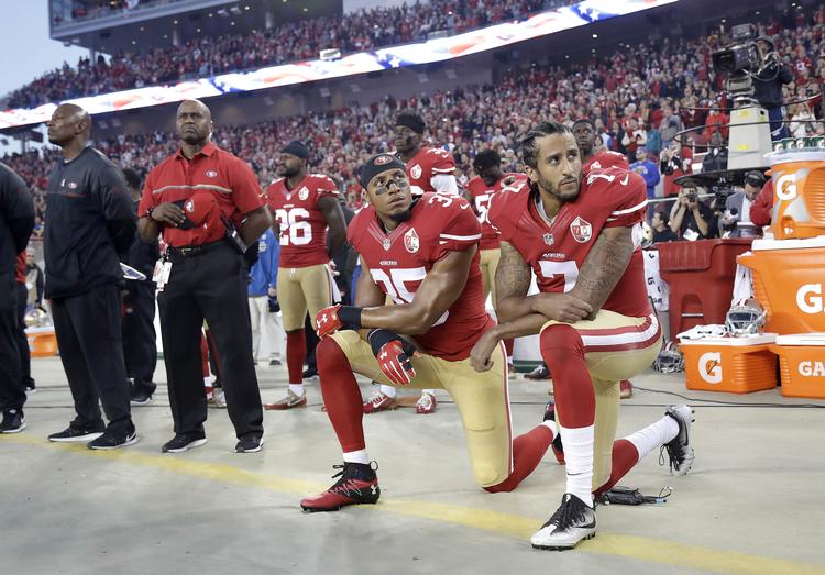Det var den 12. september 2016, at San Francisco 49ers-spillerne Eric Reid og Colin Kaepernick satte sig på knæ, og siden fulgte mange trop. Trump øjnede straks en dagsorden og har siden jævnligt lavet indspark på Twitter i debatten. 
   Marcio Jose Sanchez/AP