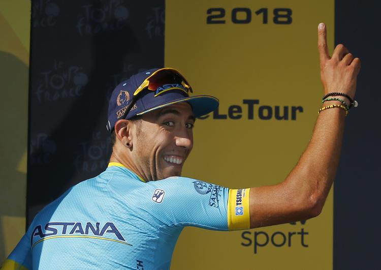 En jublende glad Omar Fraile på vej på podiet efter sin fornemme Tour de France-triumf.
   Peter Dejong/AP