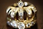 Diamanter skabes ved højt tryk og varme. Og dybt inde i Jorden ligger der åbenbart mange flere af dem, end vi hidtil har troet. Det har forskere fra Massachusetts Institute of Technology i USA netop opdaget. Her er det en herrering i guld med diamanter af Guldsmed Hilbert. Martin Bubandt/POLFOTO