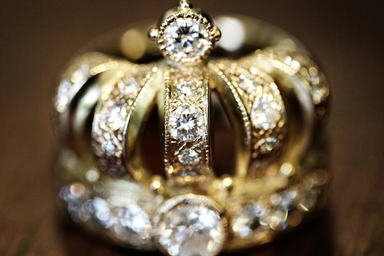Diamanter skabes ved højt tryk og varme. Og dybt inde i Jorden ligger der åbenbart mange flere af dem, end vi hidtil har troet. Det har forskere fra Massachusetts Institute of Technology i USA netop opdaget. Her er det en herrering i guld med diamanter af Guldsmed Hilbert. Martin Bubandt/POLFOTO
