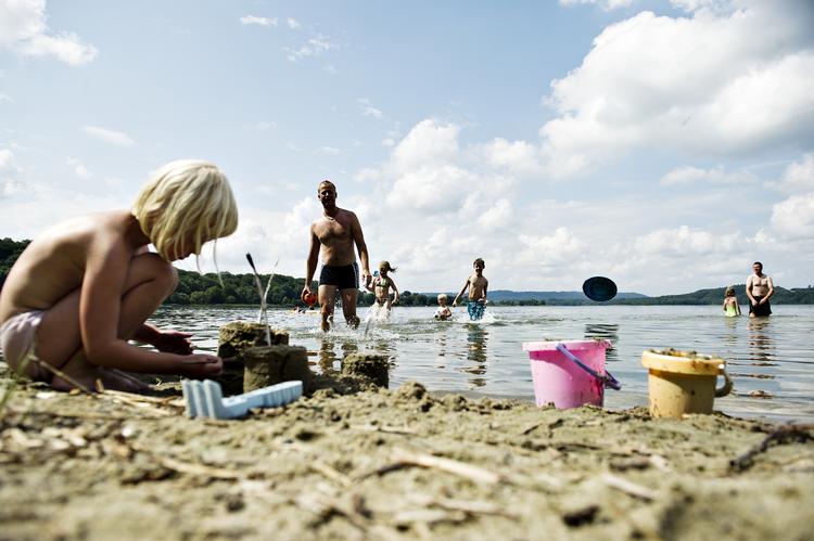 Det er højsæson for strandture og måske også for skattefund - i hvert fald i Irland. Billedet her er dog fra Danmark, men mon ikke noget lignende kunne ske i vores lille land, hvis vi bare får de små poder til at grave dybt nok, når de alligevel er i gang med sandslottene? Graversen Anita/POLFOTO