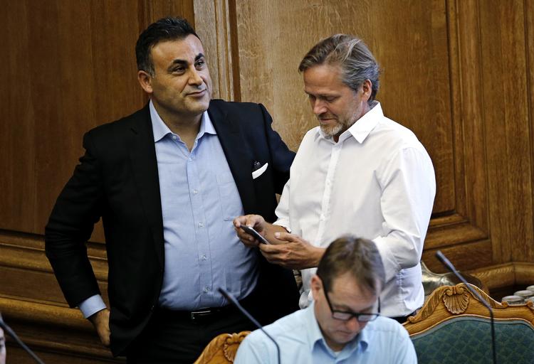 Den konservative kulturordfører Naser Khader (K) mener, at politikerne efter sommerferien bør sætte sig sammen med kulturminister Mette Bock (LA) og få stoppet de konstante besparelser på de store nationale kulturinstitutioner. Her ses han i folketingets med Bocks partiformand, Anders Samuelsen.
   Jens Dresling/POLFOTO