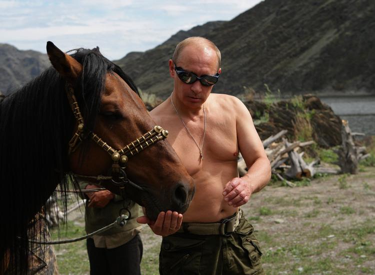 Mark Galeotti punkterer myten om, at dagens Rusland styres af gangstere. Men der er en god dosis gangstermentalitet i ’Systemet Putin’. Ja, Putin benytter sig endda af og til af gangsterslang. Alexei Druzhinin/AP (arkiv)