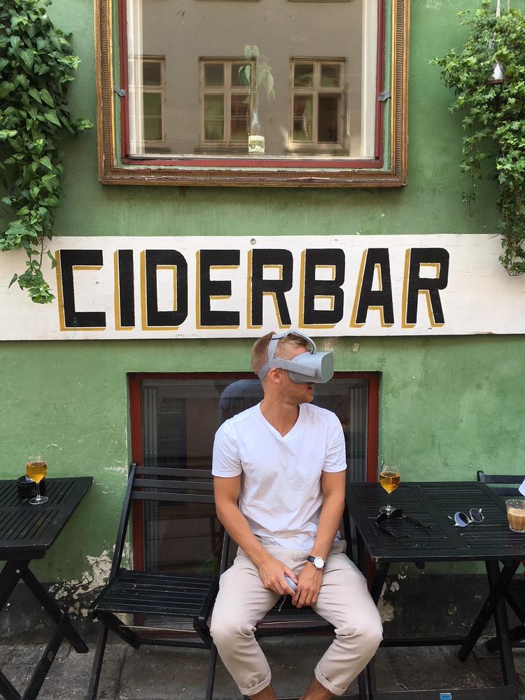 Med VR-brillerne på kan man møde ciderbønder, køer og får, næsten som hvis man var til stede i virkeligheden. 