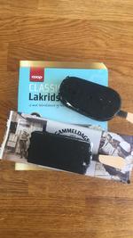 Smagsbombe. Lakridsisene fra Coop og Premier smelter hurtigt i sommervarmen. Derfor må man sige skidt med is i skægget og hurtigt spise sig igennem den kraftige smag af salmiak, der belejligt overgår den svage smag af is.  Aske Hald Knudstrup