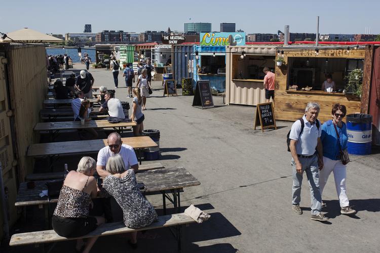 Reffen på Refshaleøen byder alle ugens dage på både gademad og kreativitet og i weekenden også på et event om bæredygtig mode og skønhed.  Emma Sejersen/POLFOTO