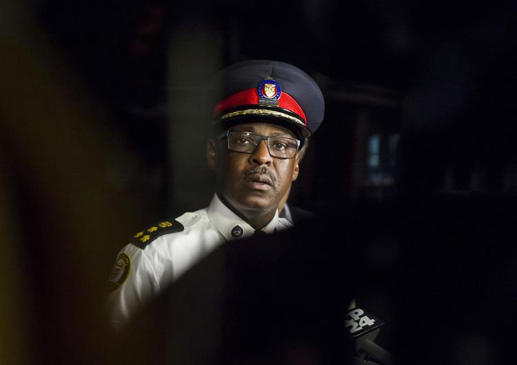 Politichef Mark Saunders mødte pressen første gang sent i aftes. Christopher Katsarov/AP