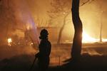 En brandmand i kamp i Mati. Thanassis Stavrakis/AP