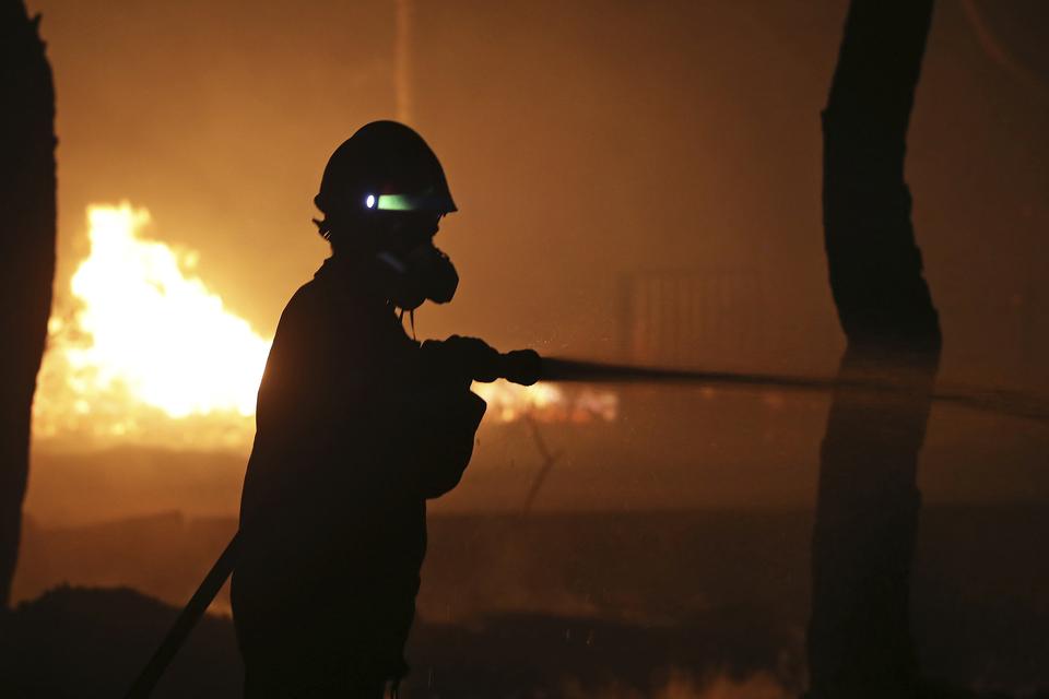 Brandmand i kamp i Mati. Thanassis Stavrakis/AP