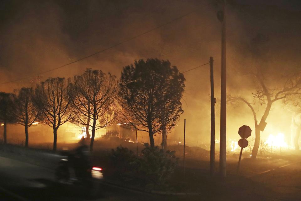 Brændende huse ved byen Mati.
   Thanassis Stavrakis/AP