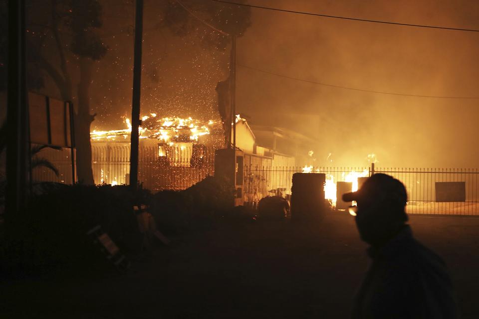 Brændende huse ved byen Mati. Thanassis Stavrakis/AP