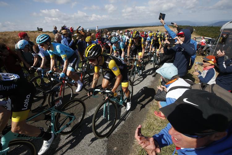 Snart kender vi navnet på vinderen af årets Tour de France. Jakob Fuglsang (i lyseblåt) får ifølge eksperter dog næppe en plads på podiet. Christophe Ena/Ritzau Scanpix
