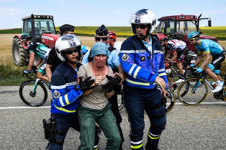 Lokale gendarmer tilbageholder en aktivist, der protesterede mod vilkårene for landbruget i Piege-regionen.  
Foto: AFP/Jeff Pachoud.
   Jeff Pachoud/Ritzau Scanpix