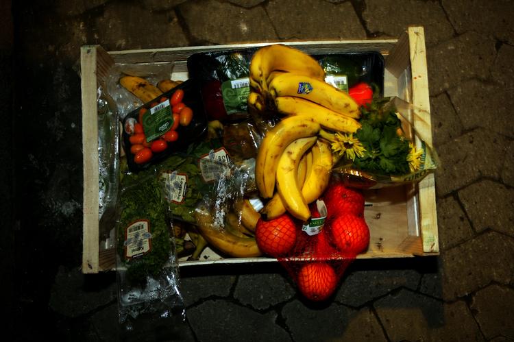 Flere supermarkeder smider mad ud i affaldscontainere. Men selv om maden ser ok ud, så er det ikke sikkert, det er godt at spise den. Arkivfoto: Martin Lehmann