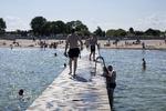 Solen har stort set ikke været blokeret af skyer og regn siden maj. Her køler folk sig af i vandet ved Amager Strand. Thomas Borberg/POLFOTO
