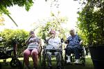 På Rundskuedagens Plejehjem er de forberedte på den varslede hedebølge i slutningen af ugen. »Vi fortsætter med det, vi gør. Køkkenet har lavet endnu mere is til eftermiddagskaffen, så vi er på forkant«, siger forstander Jette Pedersen. Her, fra venstre ses: Lilian, Hildur og Gudrun på plejehjemmets tagterrasse. Martin Lehmann/POLFOTO