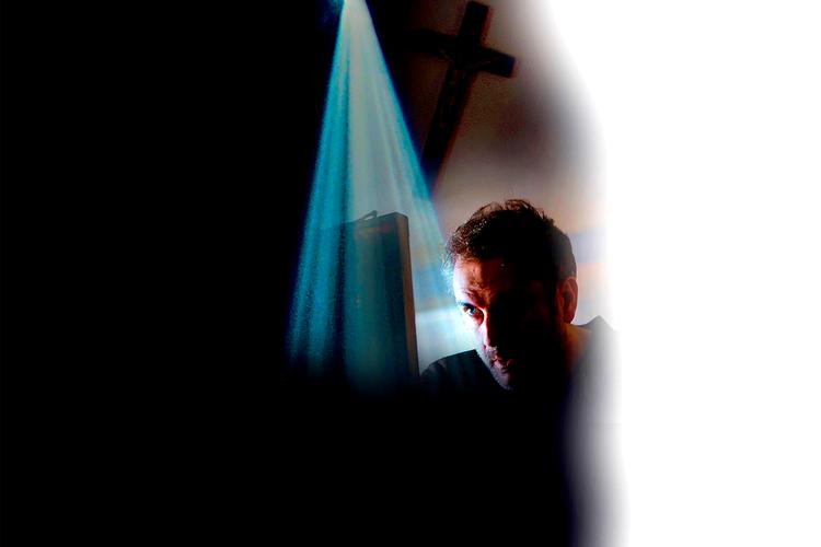 Det er ikke enkelt for filminstruktøren Xavier Giannoli at svare på, om han selv tror på Gud. Han gik på katolsk drengeskole, blev traumatiseret af at se sin kæreste dø af kræft som 18-årig, søgte ind i kirken for fred og ro og er fascineret af troen som begreb.  Kollage: Sandra Berthelsen. (Originalfoto: 41shadows)