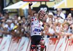 Julian Alaphilippe jubler over sin anden etapesejr i Tour de France.
   Christophe Ena/AP