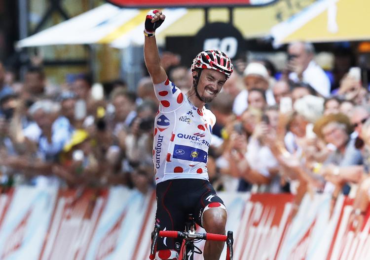 Julian Alaphilippe jubler over sin anden etapesejr i Tour de France.
   Christophe Ena/AP