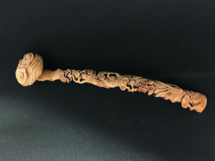 En af de 556 genstande er et scepter med indgraveringer, der forestiller hellige blomster, svampe og bambus.  © The Trustees of the British Museum