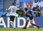 Her banker franske Benjamin Pavard bolden af sted mod Argentinas mål i VM-ottendedelsfinalen. Det blev en mindeværdig scoring for fodboldfans ... og Pavard.  
   Thanassis Stavrakis/AP