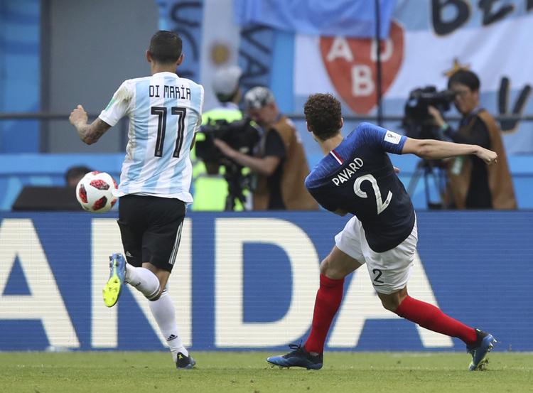 Her banker franske Benjamin Pavard bolden af sted mod Argentinas mål i VM-ottendedelsfinalen. Det blev en mindeværdig scoring for fodboldfans ... og Pavard.  
   Thanassis Stavrakis/AP
